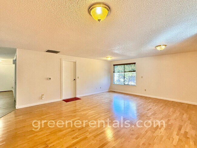 Building Photo - Cozy Meets Convenient in This Lacey Charme...