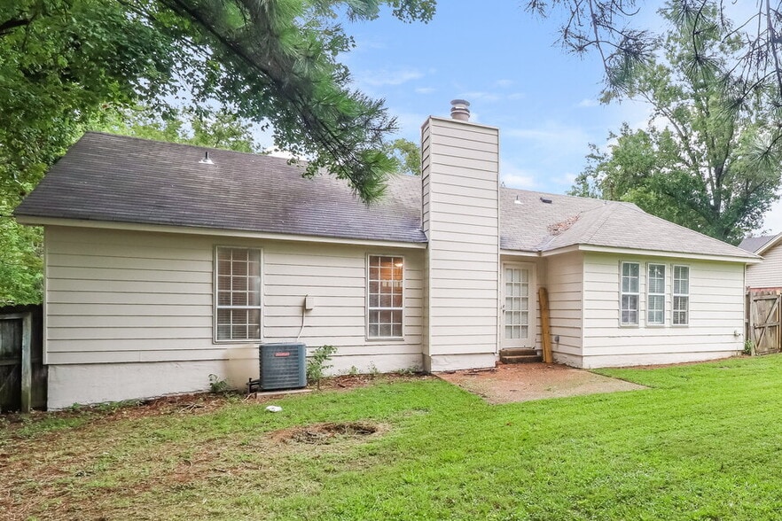 Building Photo - 6049 Lawnhill Dr