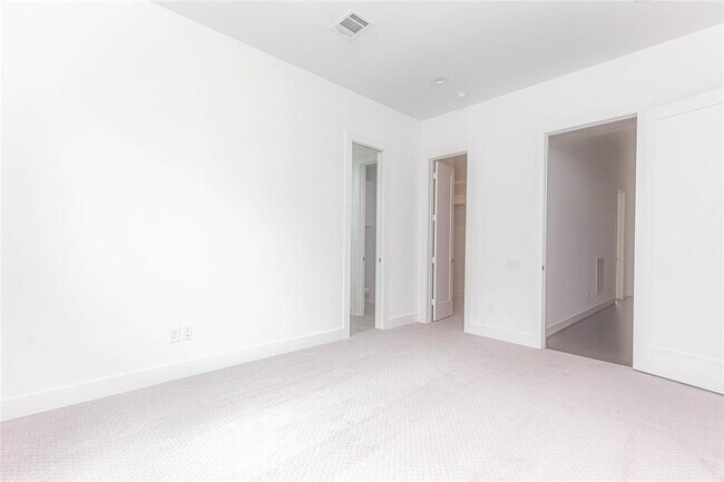 Building Photo - 5868 E Post Oak Ln