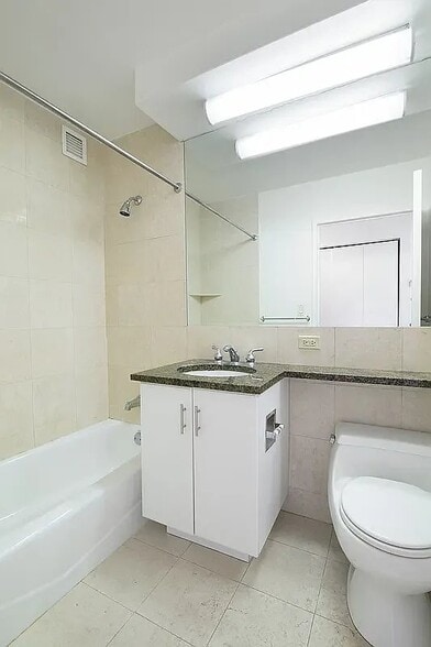 Building Photo - 460 W 20th St