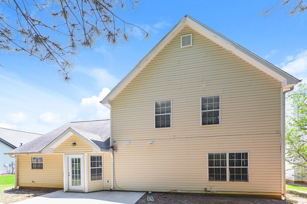 Building Photo - 335 Shadetree Ln