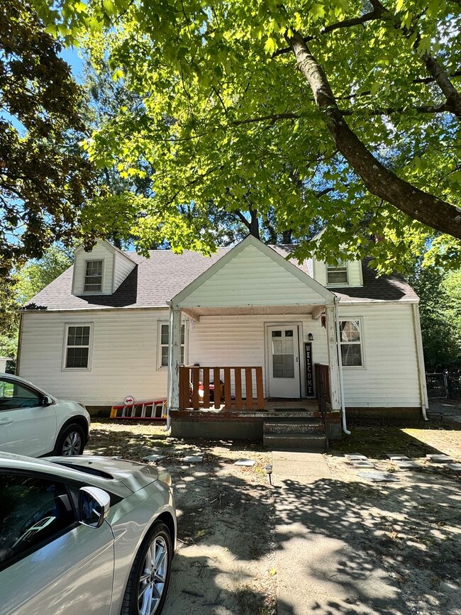 Primary Photo - 5 bed 2 bath house with huge backyard