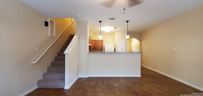 Building Photo - Newly Renovated Town-home