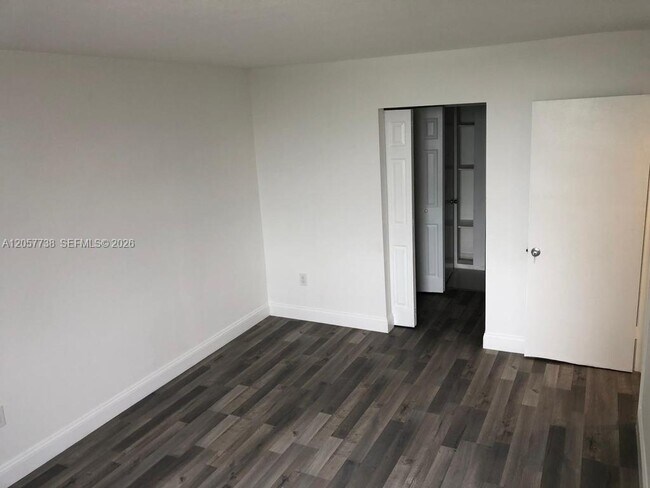 Building Photo - 9682 Fontainebleau Blvd