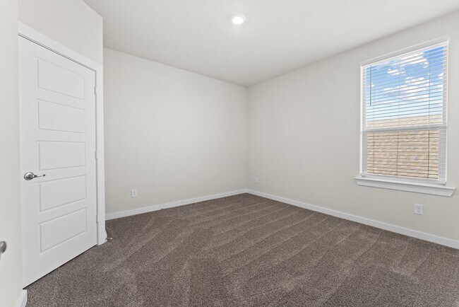 Building Photo - 2106 Somerset Dr