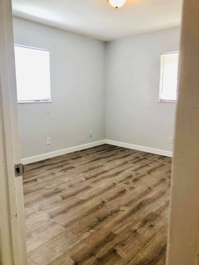 Building Photo - 3 BED 1 BATH DUPLEX. FENCED YARD!