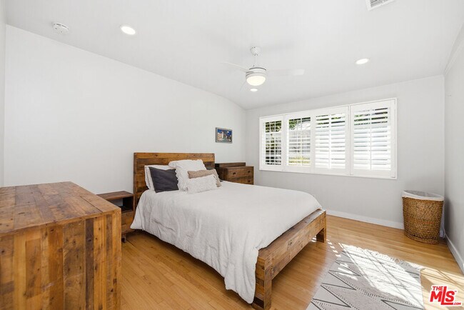 Building Photo - 22428 Victory Blvd