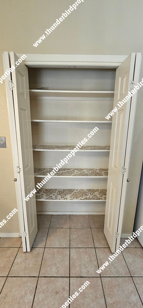 Building Photo - Charming NW 4 Bedroom Home