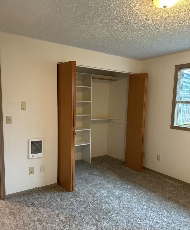 Building Photo - 125 NE Kingwood Dr
