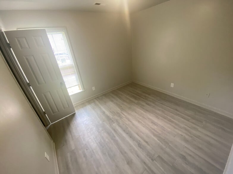 Building Photo - Room in Duplex on Beck St