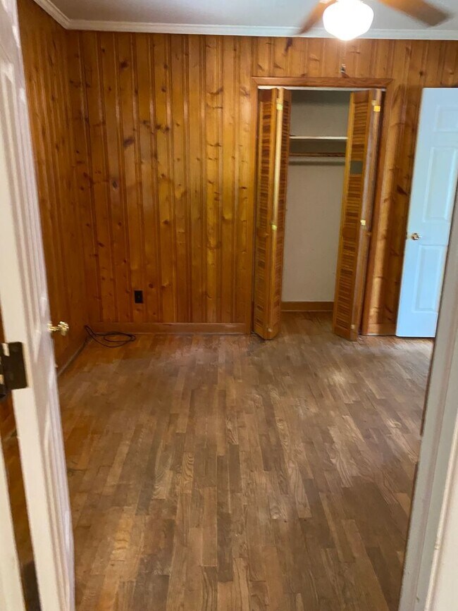 Building Photo - RENT SPECIAL! 3-4 BR Home! Large Brick hom...