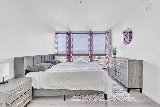 Building Photo - 4471 Dean Martin Dr