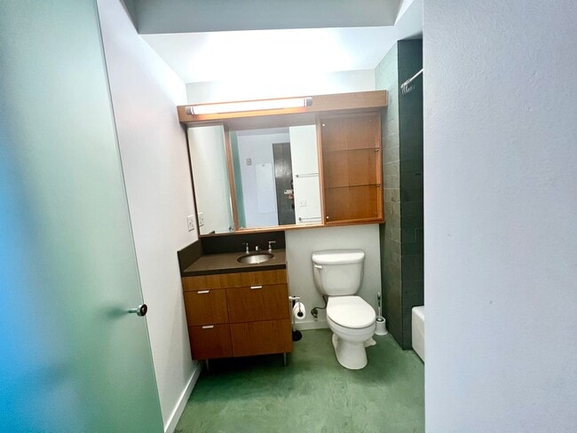 Building Photo - Stylish Bright Studio at The Cubix!