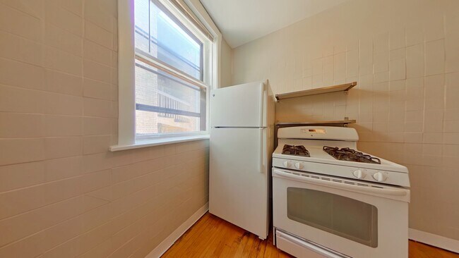 Interior Photo - 1331-41 W. Addison