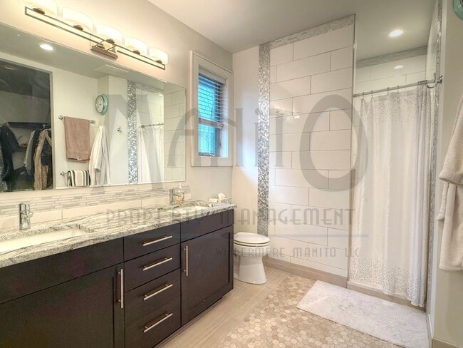 Building Photo - Spacious South Hill Home