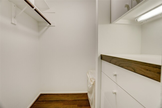 Building Photo - 2629 Wroxton Rd