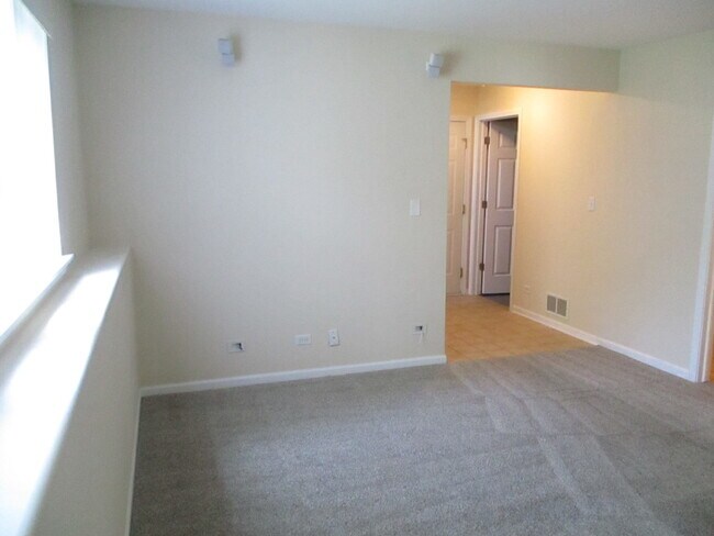 Building Photo - 656 S Rosehall Ln