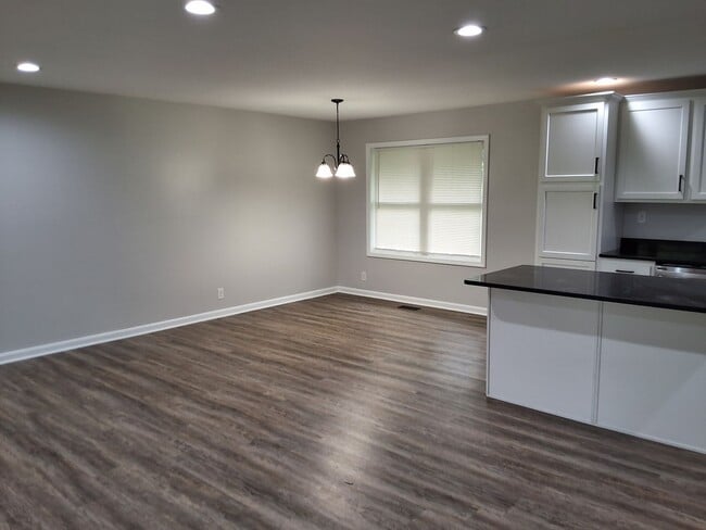 Building Photo - Beautiful 4 Bedroom 2 Bath Home