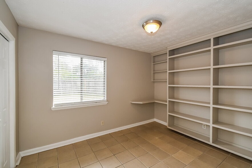 Building Photo - 3610 N Ride Dr