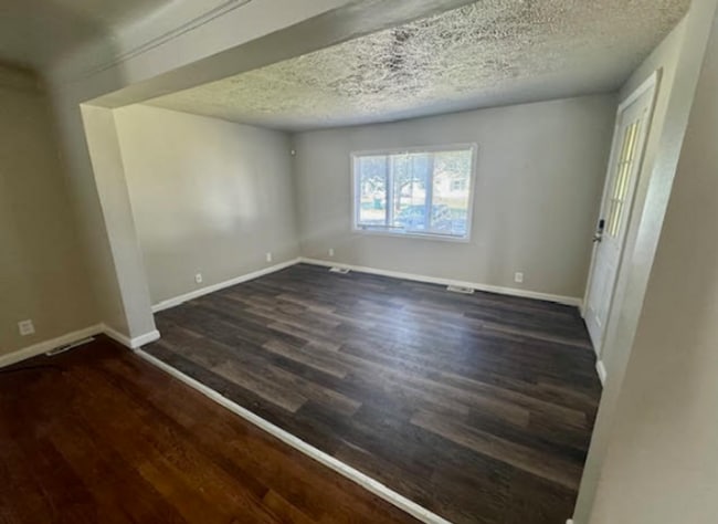 Building Photo - Single Family Home 3 beds 2 bath Available Now!