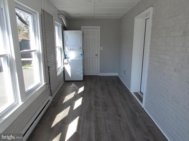 Building Photo - 8700 Maple Ave