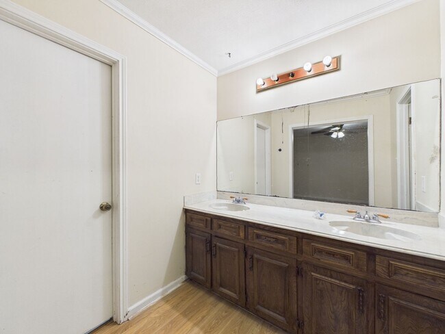 Building Photo - 4 Bedroom/3 Bathroom Home Available NOW!