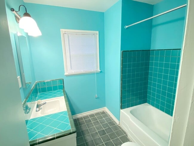 Building Photo - Nice Neighborhood North Long Beach 2 bd 1 bath Home