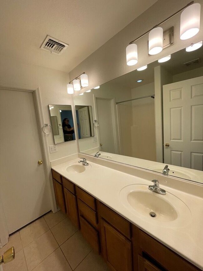 Building Photo - READY TO TOUR! Spacious 4 Bed 2 Bath Home in Phoenix