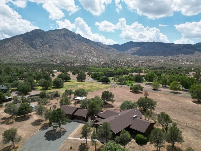 Building Photo - Custom home on 3 acres in Williamson Valley