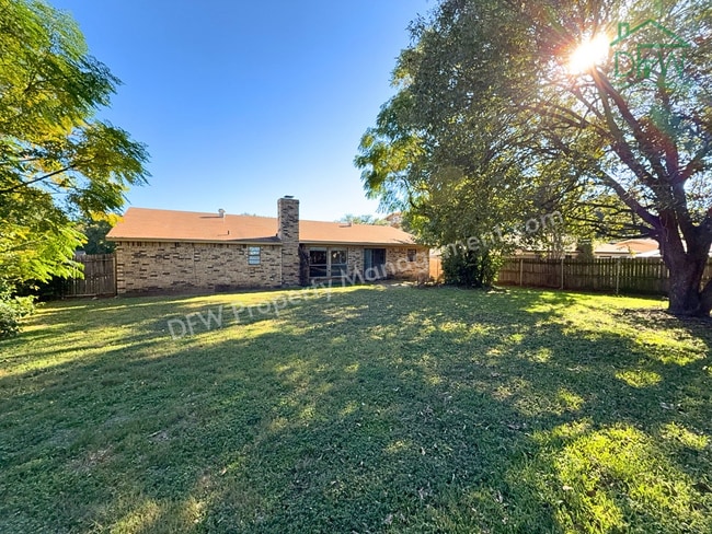 Building Photo - Spacious 3-Bedroom Home for Lease with Large Fenced Backyard in Quiet Benbrook Neighborhood