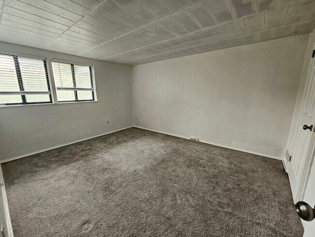 Building Photo - 323 Ridge Point Cir