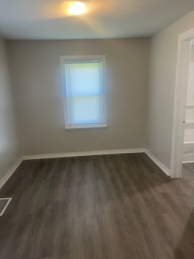 Building Photo - One Bedroom Spacious Duplex Located on S Brookville Rd & S Arlington Ave  SECTION 8 WELCOME