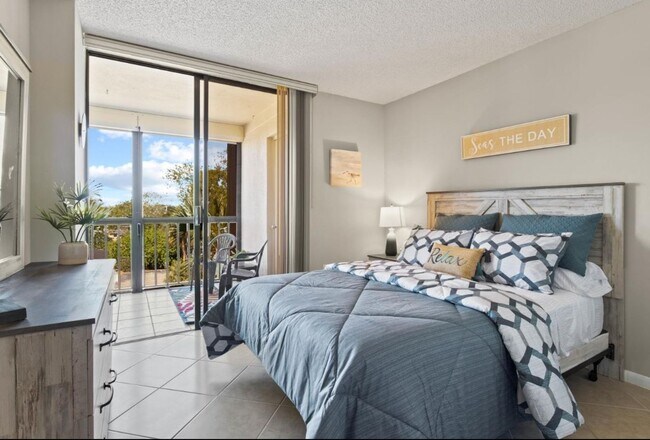 Building Photo - Beautifully Furnished Annual 2BR/2BA Condo...