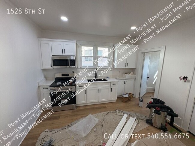 Building Photo - 1528 8th St SE