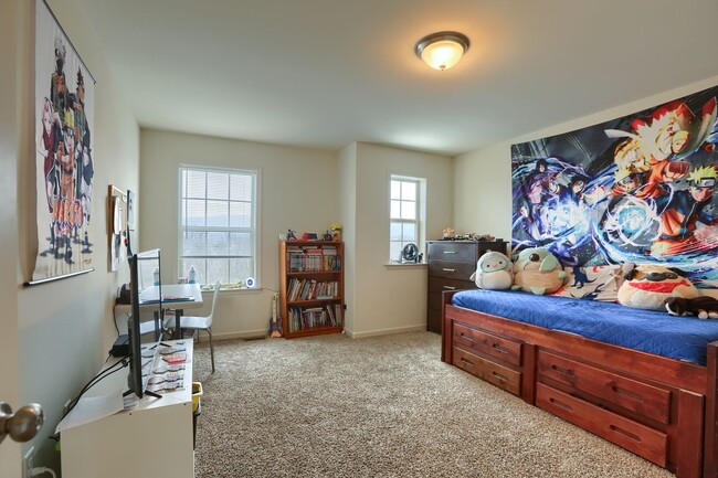 Building Photo - 4 bedroom townhome