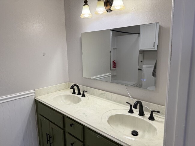 Building Photo - Beautifully renovated 3-bedroom, 2-bathroom