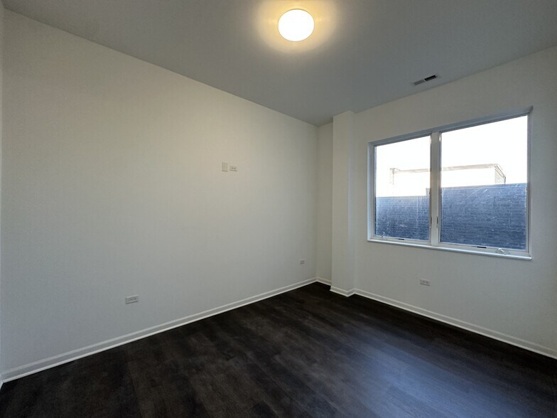 Building Photo - 2550 S Wabash Ave