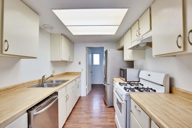 Building Photo - 8002 Croftwood Dr