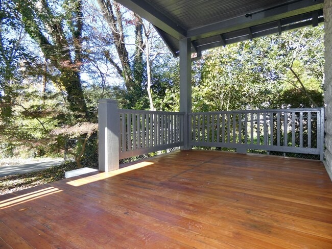 Building Photo - Beautifully Renovated Cottage - Great Nort...