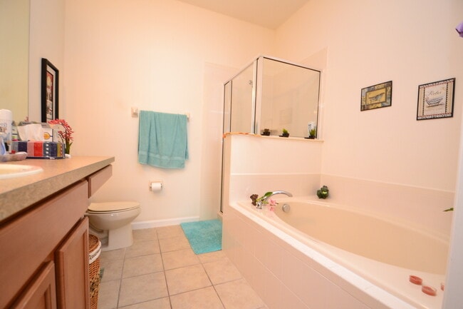 Building Photo - Large, End Unit 5B/3.5B Townhome - Gated Community, Heritage Commons