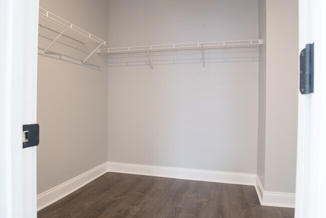 Building Photo - 16015 Kelly Park Cir