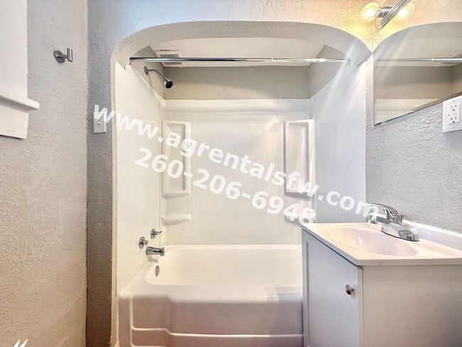 Building Photo - 3 Bedroom House