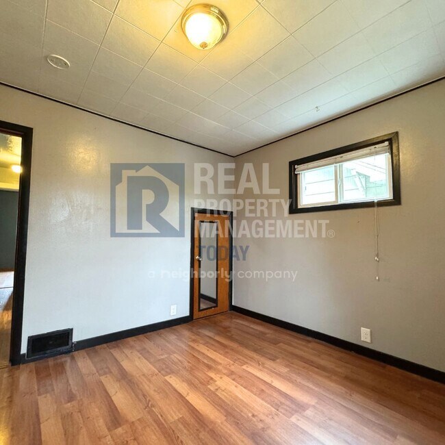 Building Photo - Sweet 3 bedroom and 2 bath + 3 car garage ...