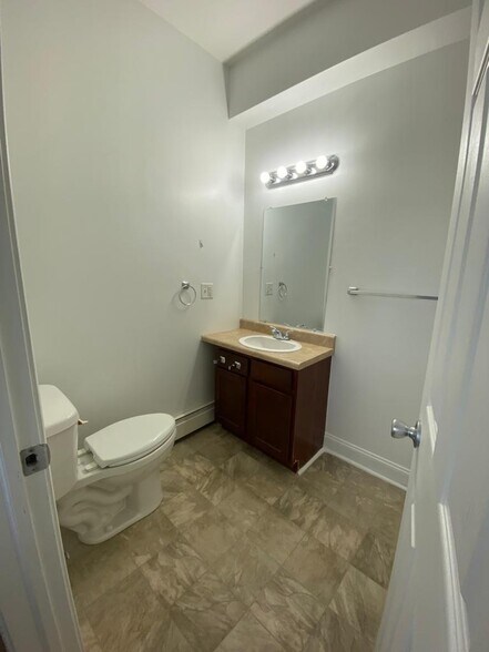 Building Photo - 211 W State St