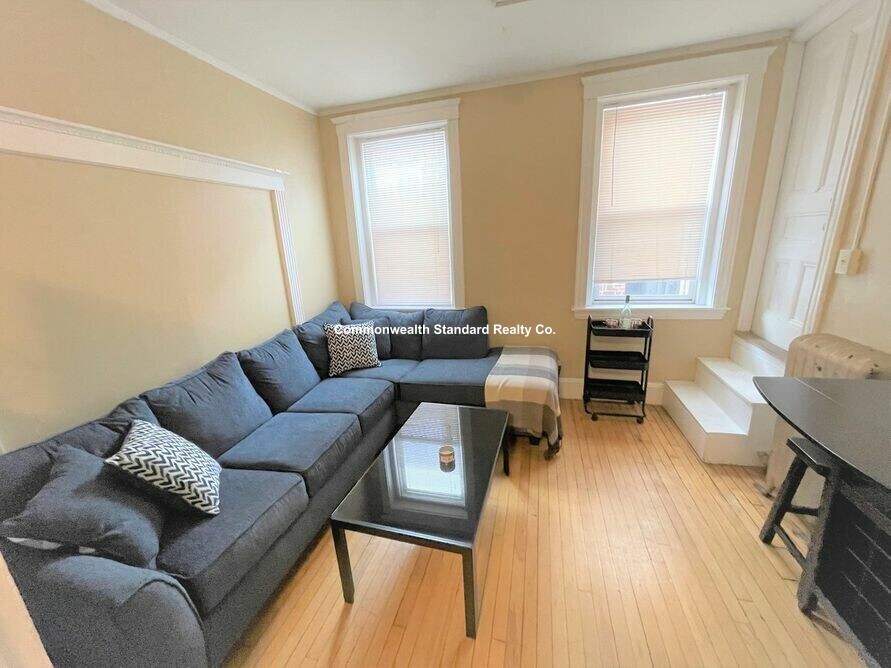 Building Photo - 72 Egmont St