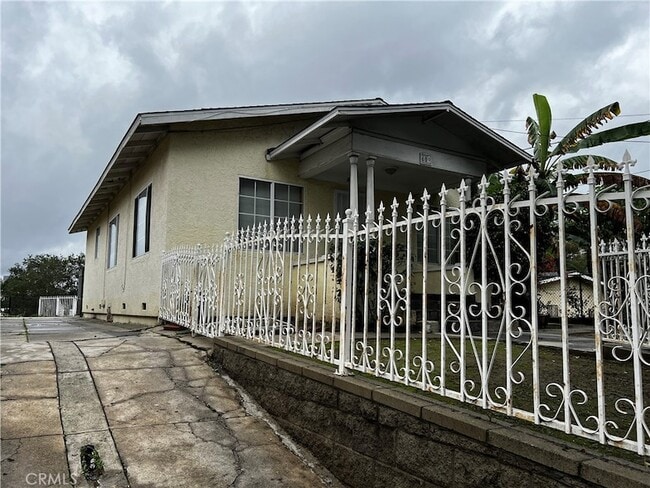 Building Photo - 609 Camulos St