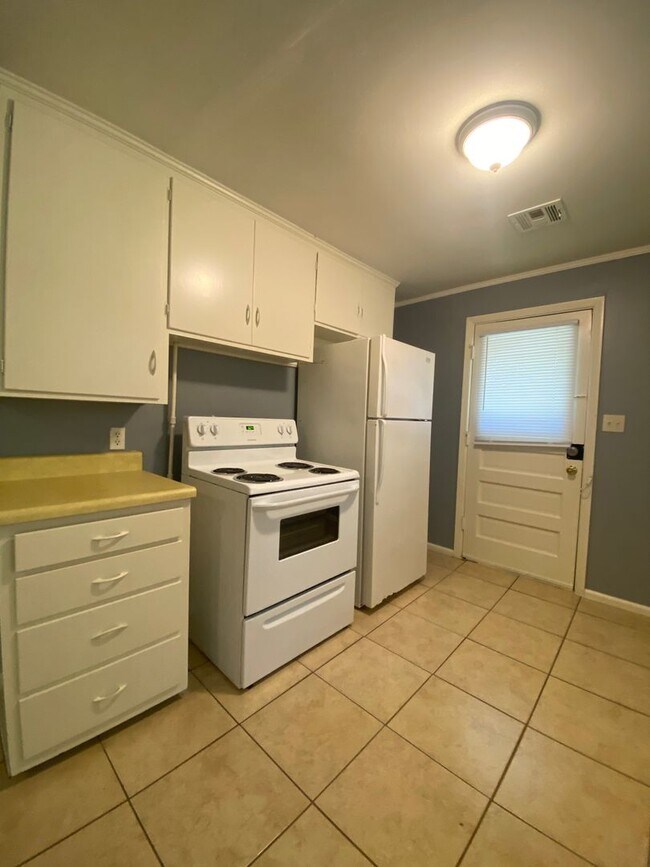 Building Photo - 1 Bedroom Duplex with private parking