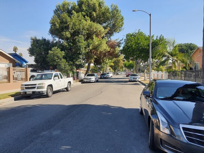 Neighborhood View - 6538 San Vincente St