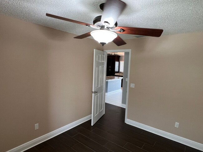 Building Photo - Fountain Lakes Community