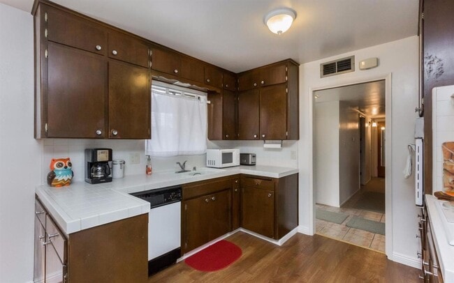 Building Photo - Beautiful 3 Bedroom / 1.5 Bathrooms